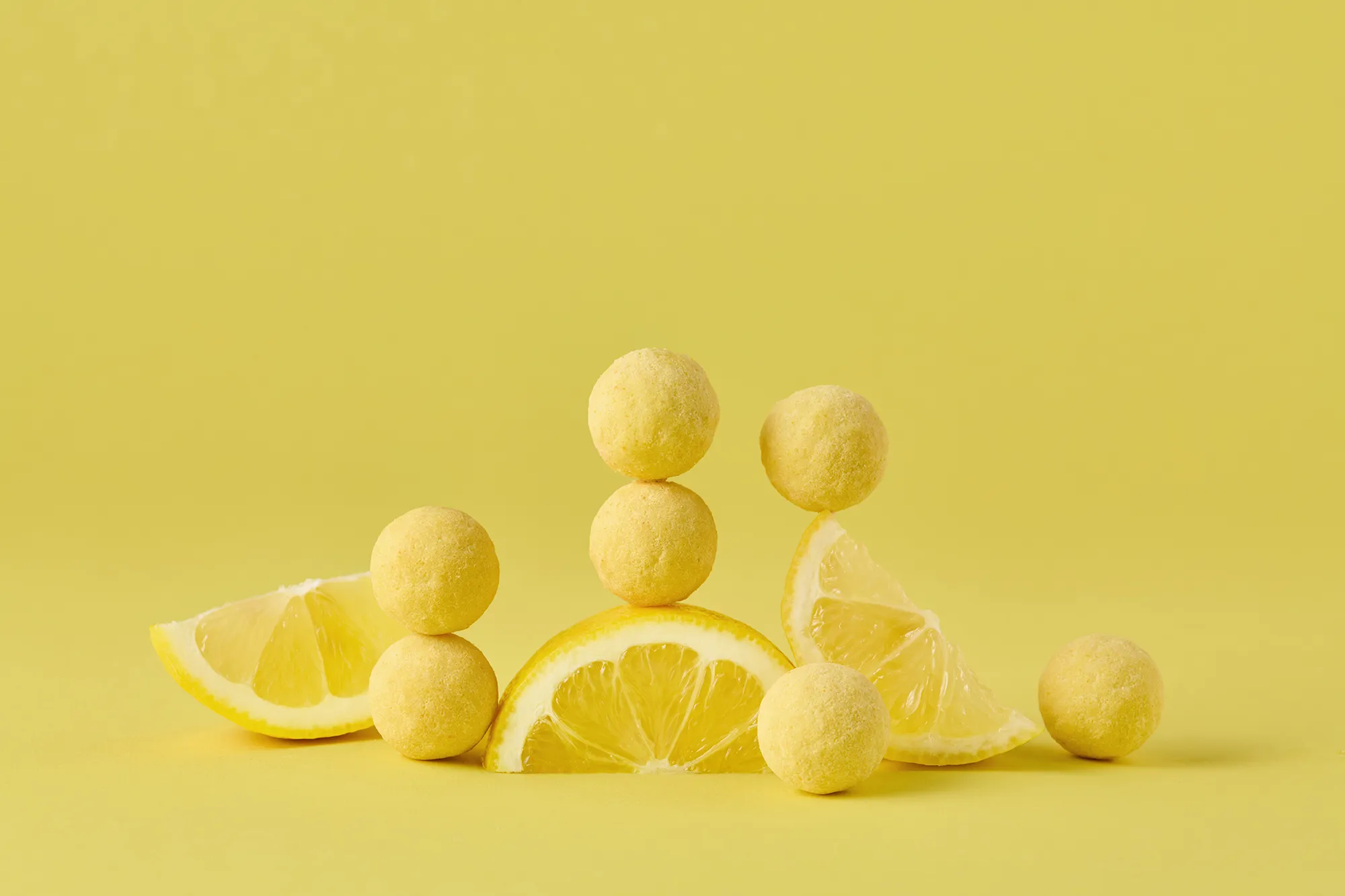 Limited Edition: Zitronen-Brause, 6 St. Stimmungsbild: Brausetrüffel Zitrone mit Zitronenscheiben